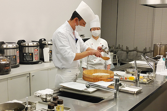 織田調理師専門学校教員が酢飯を作っている様子